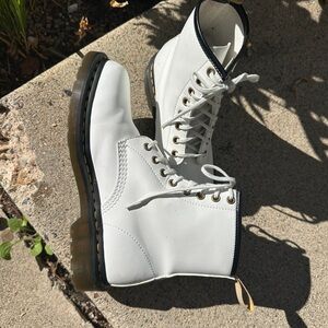 VEGAN 1460 KEMBLE LACE UP BOOTS
Dr. Martens 41 EU